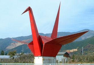 写真：巨大な赤い折鶴が目印